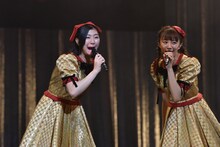 クイズに登場した謎のフレーズ「歯がなくても歯茎がある」を生披露する小林歌穂（左）と星名美怜（右）。