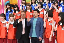 サンドウィッチマンにひらがなけやきポーズを教えるけやき坂46メンバー。