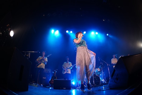 SHE IS SUMMER「WATER TOUR」東京・WWW X公演の様子。（撮影：山本勲）