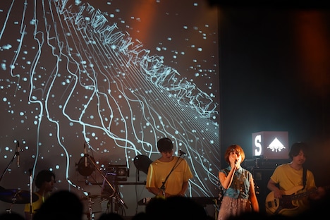 SHE IS SUMMER「WATER TOUR」東京・WWW X公演の様子。（撮影：山本勲）