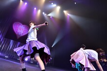 客席にサインボールを投げ込む真山りか（左）。