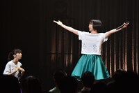 寸劇「私は一体…？」のメインキャストを務めた真山りか（左）と安本彩花（右）。