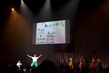 奇妙な寸劇を繰り広げるエビ中。