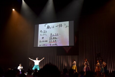 奇妙な寸劇を繰り広げるエビ中。