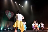 背中に「しあわせ」の貼り紙を貼った小林歌穂（手前）。