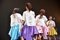 背中に「幸せ」の貼り紙を貼ったエビ中。