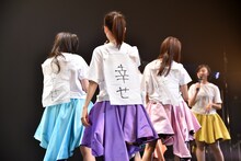 背中に「幸せ」の貼り紙を貼ったエビ中。