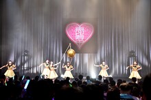 くす玉を持って勇ましく入場する中山莉子（左から3番目）。