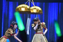 くす玉で「自習」Vol.7の開幕を告げる真山りか（左）と中山莉子（右）。