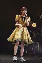 事情により1人だけ靴が違うことをお知らせする安本彩花。