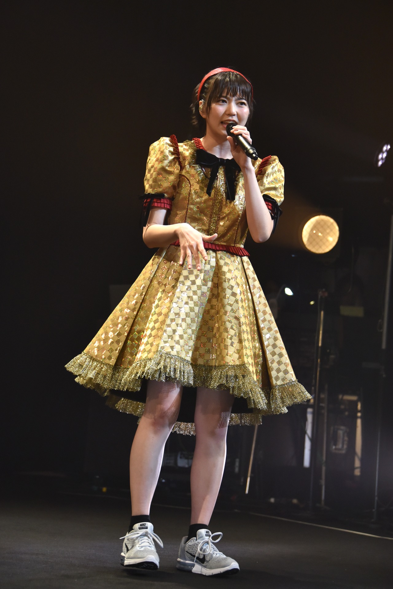 事情により1人だけ靴が違うことをお知らせする安本彩花。