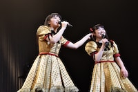 柏木ひなた（右）のツインテールをつかむ中山莉子（左）。