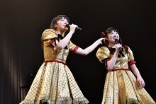 柏木ひなた（右）のツインテールをつかむ中山莉子（左）。