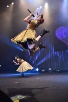 「ハイタテキ！」で大きくジャンプする星名美怜。