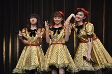 クイズコーナーに勝利したマウンテンスターバヤシさんチームの真山りか、星名美怜、小林歌穂（左から）。