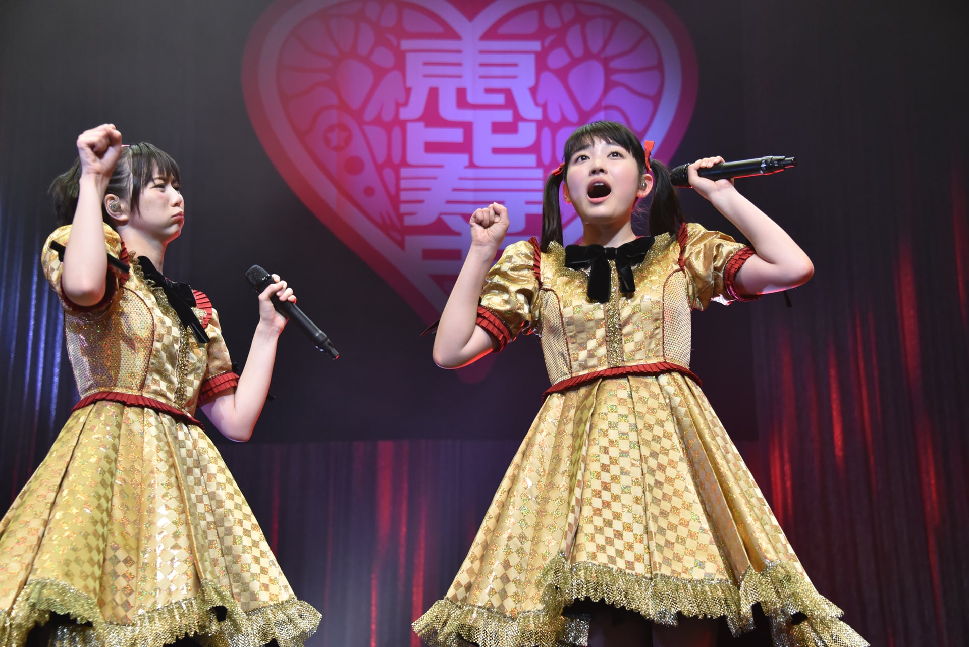仮契約のシンデレラ」を歌う安本彩花（左）と柏木ひなた（右）。 [画像
