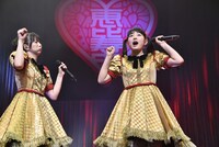 「仮契約のシンデレラ」を歌う安本彩花（左）と柏木ひなた（右）。