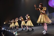 「でかどんでん」とニューシングルのタイトルを発表するエビ中。