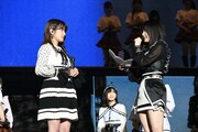 左から入山杏奈、横山由依。 (c)AKS