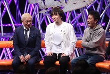 三浦大知とダウンタウン。 (c)フジテレビ