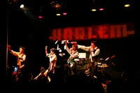 ニセ札をばらまくMAGiC BOYZ。（撮影：笹森健一）