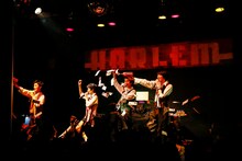 ニセ札をばらまくMAGiC BOYZ。（撮影：笹森健一）