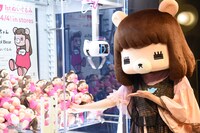 ぬいぐるみを投入するコレサワ。