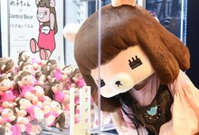 頭を台の中に突っ込むコレサワ。