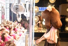 UFOキャッチャーに挑戦するコレサワ。