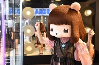 ぬいぐるみをゲットして喜ぶコレサワ。