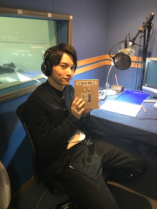 「こぐまのケーキ屋さん」CM収録現場でのSKY-HI。