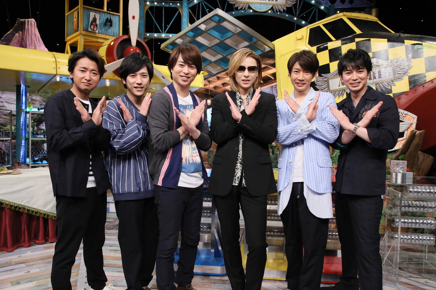 Xポーズを決めるYOSHIKI（X JAPAN）と嵐。(c) 日本テレビ