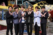 Xポーズを決めるYOSHIKI(X JAPAN)と嵐。(c) 日本テレビ