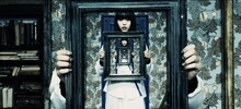 BiSH「HiDE the BLUE」ミュージックビデオのワンシーン