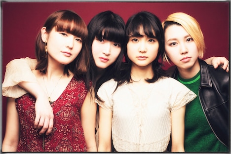 Drop'sの最新アーティスト写真。左から石川ミナ子（Dr）、荒谷朋美（G）、中野ミホ（Vo, G）、小田満美子（B）。