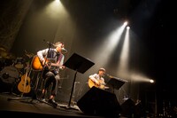 左から古澤剛、小渕健太郎（コブクロ）。（撮影：築地孝典）