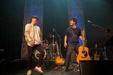 左から小渕健太郎（コブクロ）、古澤剛。（撮影：築地孝典）