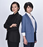 左から鈴木京香、波瑠。