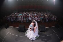 会場に集まったゆふぃすと（寺嶋由芙ファンの呼称）と記念撮影する寺嶋由芙。（写真提供：テイチクエンタテインメント）