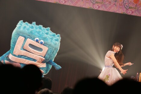 呉氏(左)と共に歌う寺嶋由芙(右)。(写真提供:テイチクエンタテインメント)