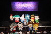 ステージにずらりと並び寺嶋由芙を囲むご当地キャラたち。（写真提供：テイチクエンタテインメント）