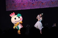 千葉県鎌ケ谷市のマスコットキャラクター・かまたん（左）と一緒に歌う寺嶋由芙（右）。（写真提供：テイチクエンタテインメント）