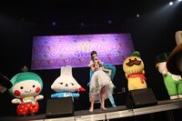 ご当地キャラと一緒に歌う寺嶋由芙。（写真提供：テイチクエンタテインメント）