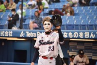 ウォーミングアップ中の樽美酒研二。