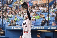 ウォーミングアップ中の樽美酒研二。