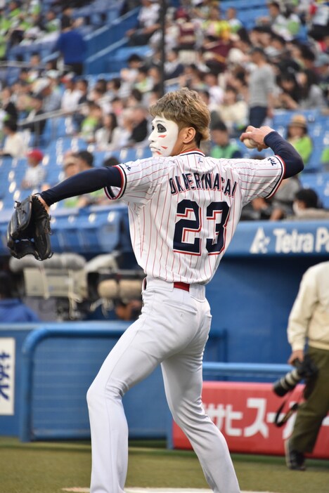 ウォーミングアップ中の樽美酒研二。