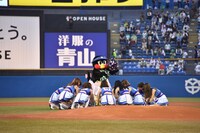 チアリーダーたちと踊るつばみ。