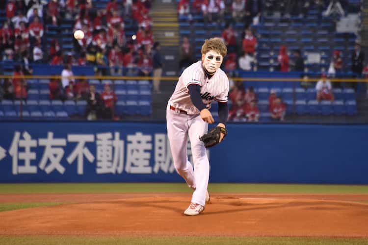ゴールデンボンバー樽美酒研二が神宮で始球式、“2点”の出来栄えに 