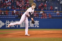 思い通りの球が投げられず苦笑いする樽美酒研二。