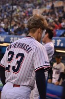 グラウンドを去る樽美酒研二。